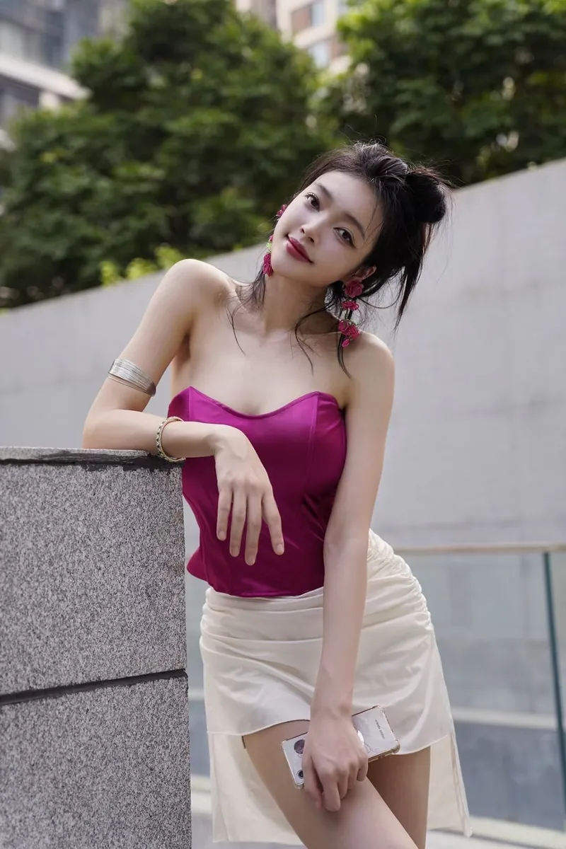 微博与社媒平台线索 紫色上衣与白色裙装造型照片