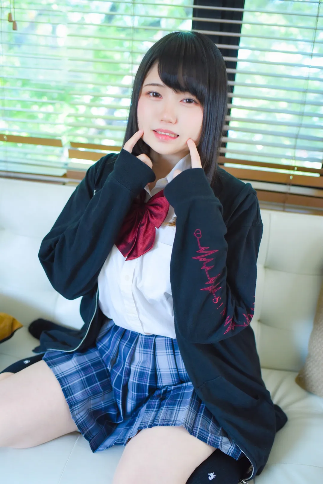 Yuki公开平台线索与写真风格更新介绍 制服风格服装与室内近景拍摄