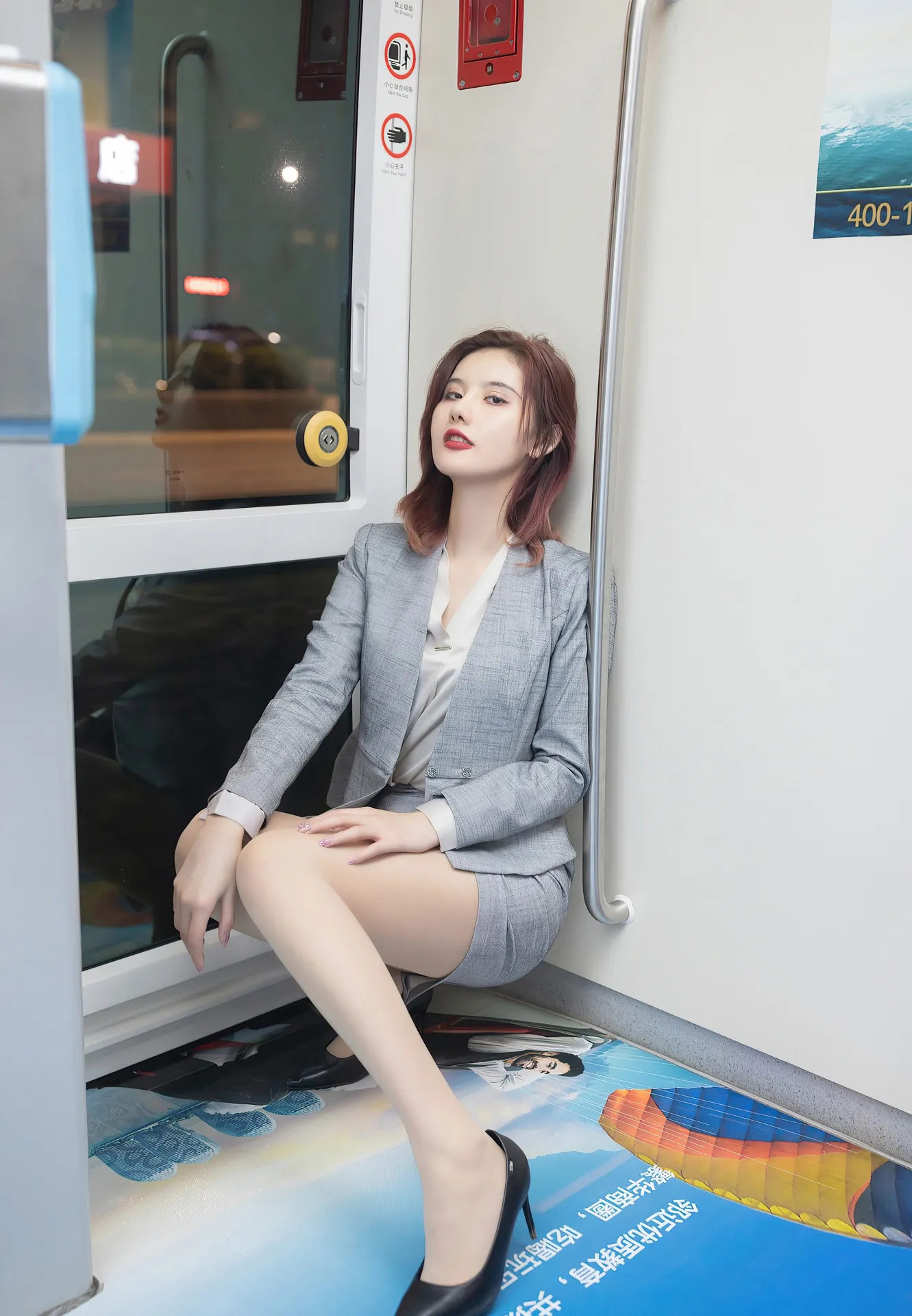 公开平台线索与写真风格更新介绍 灰色服装坐姿造型照片