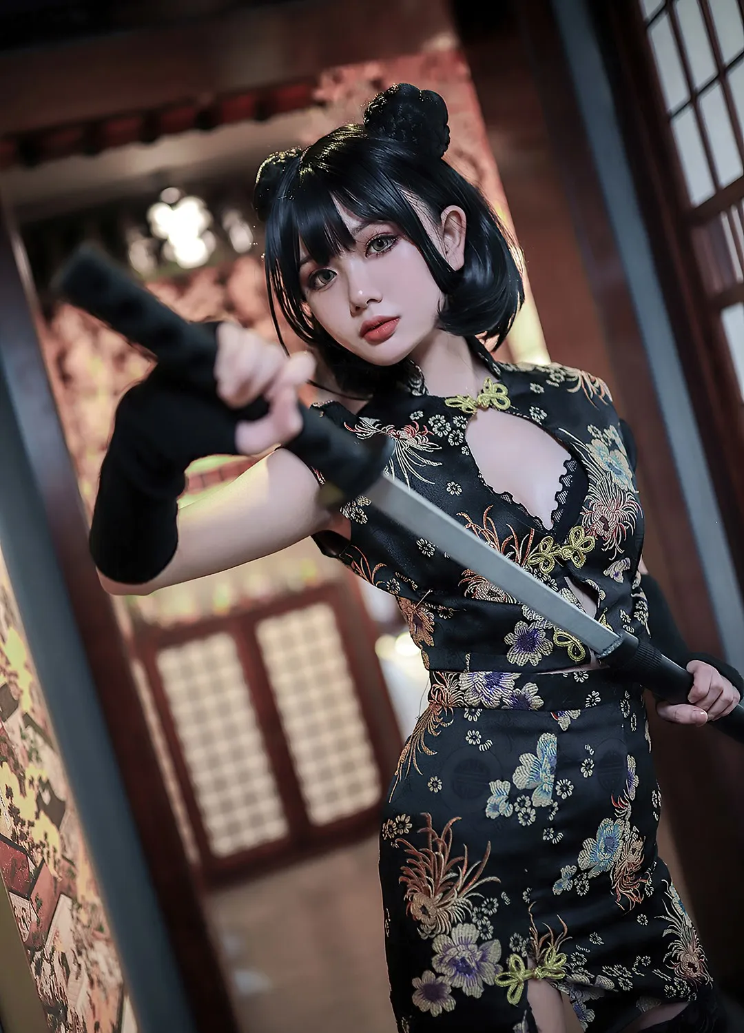 公开平台线索与写真风格更新整理 黑色花纹旗袍造型与角色化摄影姿态