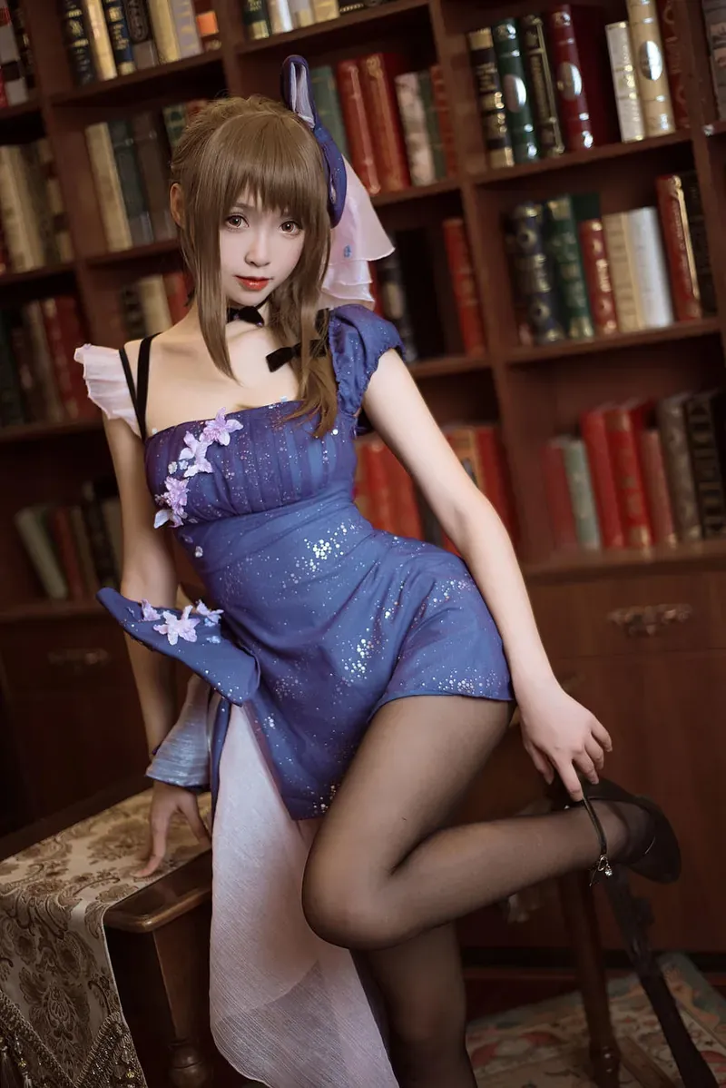cosplay公开平台与写真风格更新线索 人物穿蓝紫色服装坐在书架前方的角色造型照片