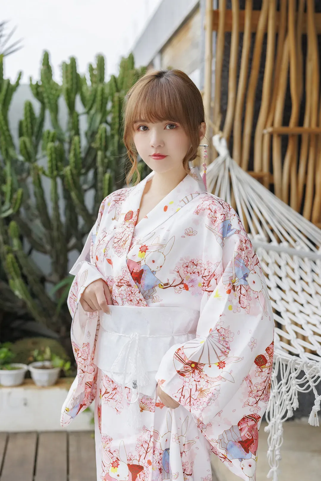 微博抖音公开平台线索与写真风格更新介绍 白色传统服饰与植物背景下的人物照片