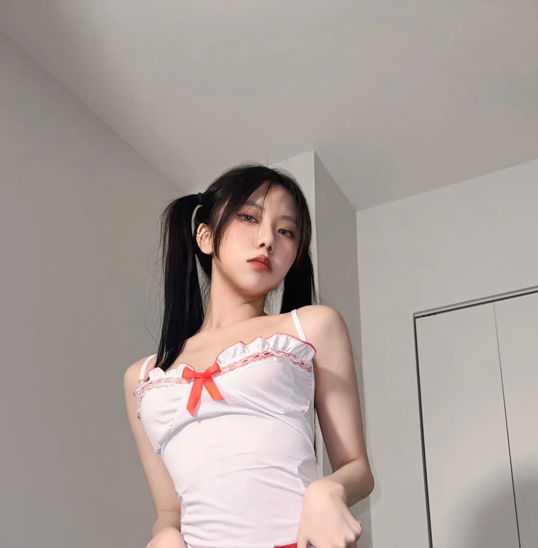 果咩酱w双马尾发型搭配白色粉边细吊带上衣室内仰拍视角