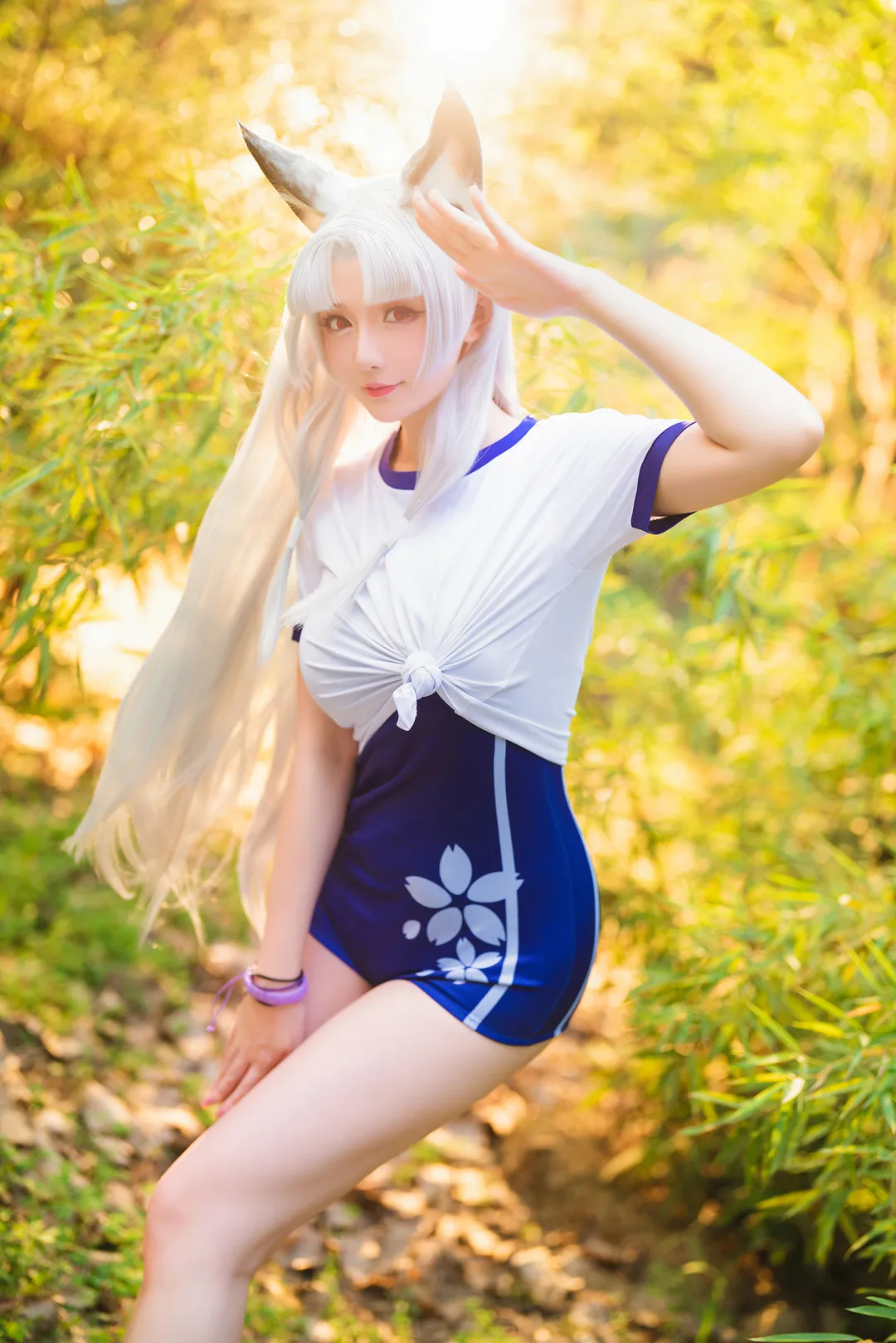 社媒平台与Cosplay风格更新线索整理 白发兽耳角色Cosplay，森林背景中的暖色摄影