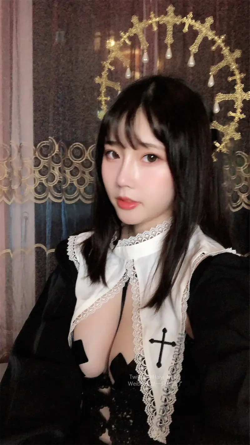 微博与Twitter平台信息及社媒内容风格整理 室内黑白服装自拍造型