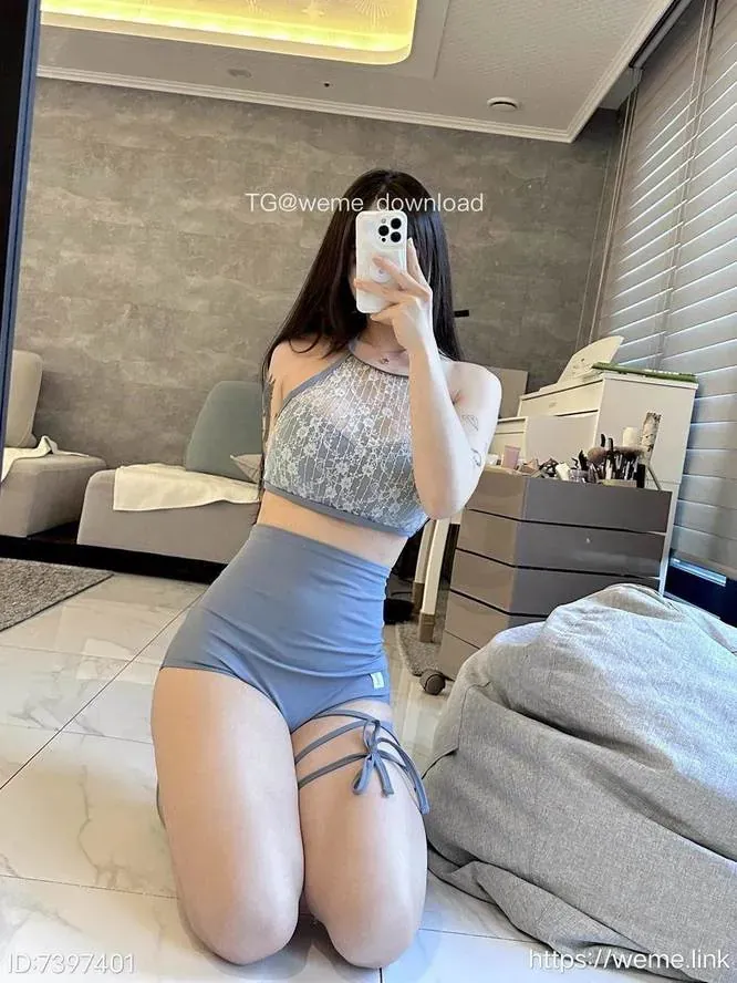 李梦琳身穿浅蓝灰挂脖蕾丝背心与高腰短裤跪于地毯对镜自拍