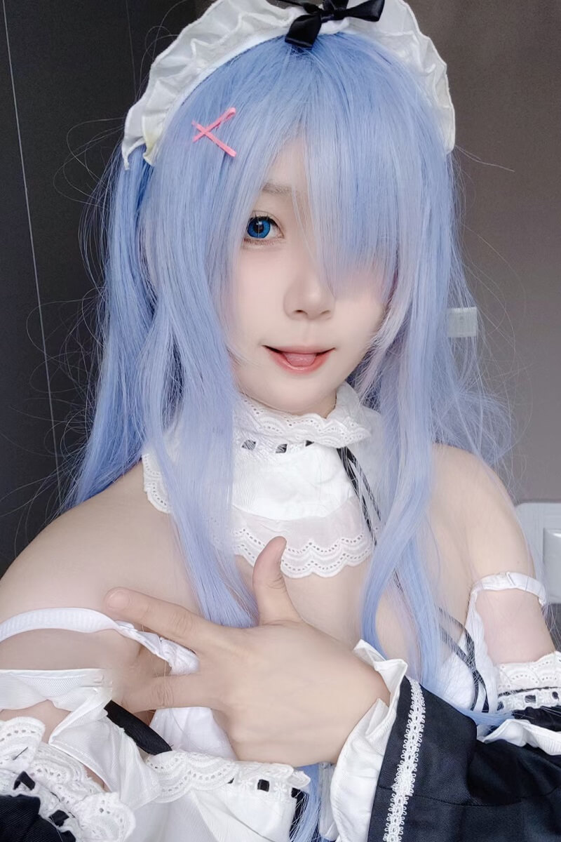 公开平台线索与Cosplay写真视觉风格导读 蓝白色假发角色近景照片