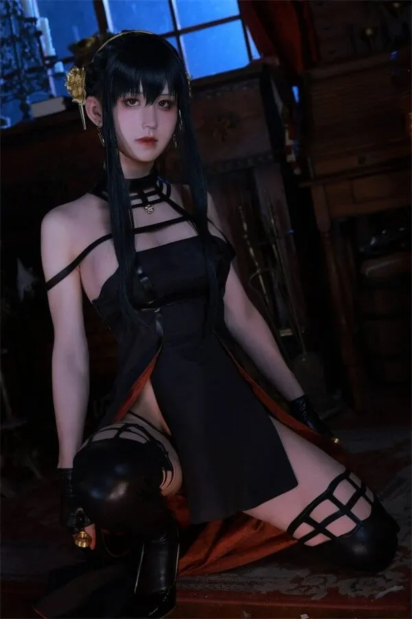 桜満三时黑色高开叉礼服单膝跪地姿态