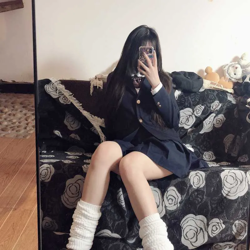 Instagram与短视频写真风格平台线索整理 深色服装镜面自拍,呈现室内主题风格