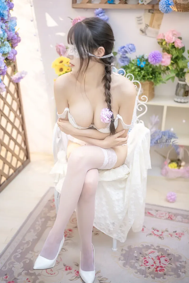 cosplay公开平台与写真风格更新线索 人物在浅色花卉背景环境中的白色服装造型照片