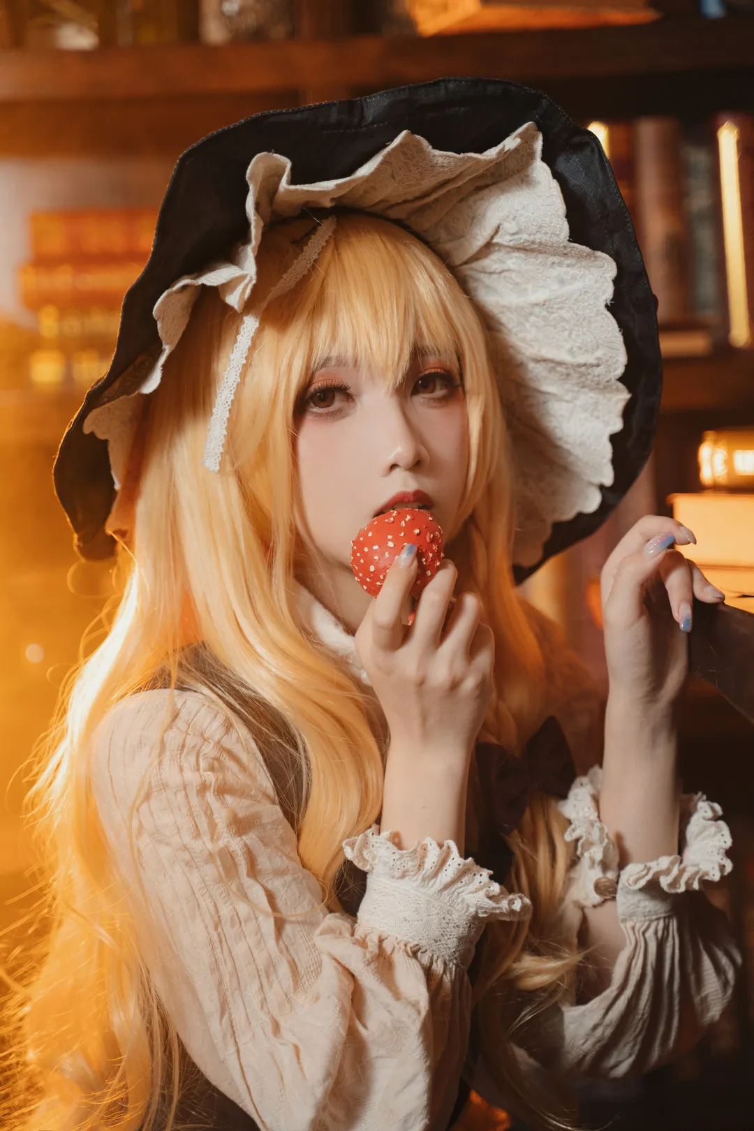 cosplay 平台线索与写真更新状态整理 黑色帽饰与浅色服装造型照片