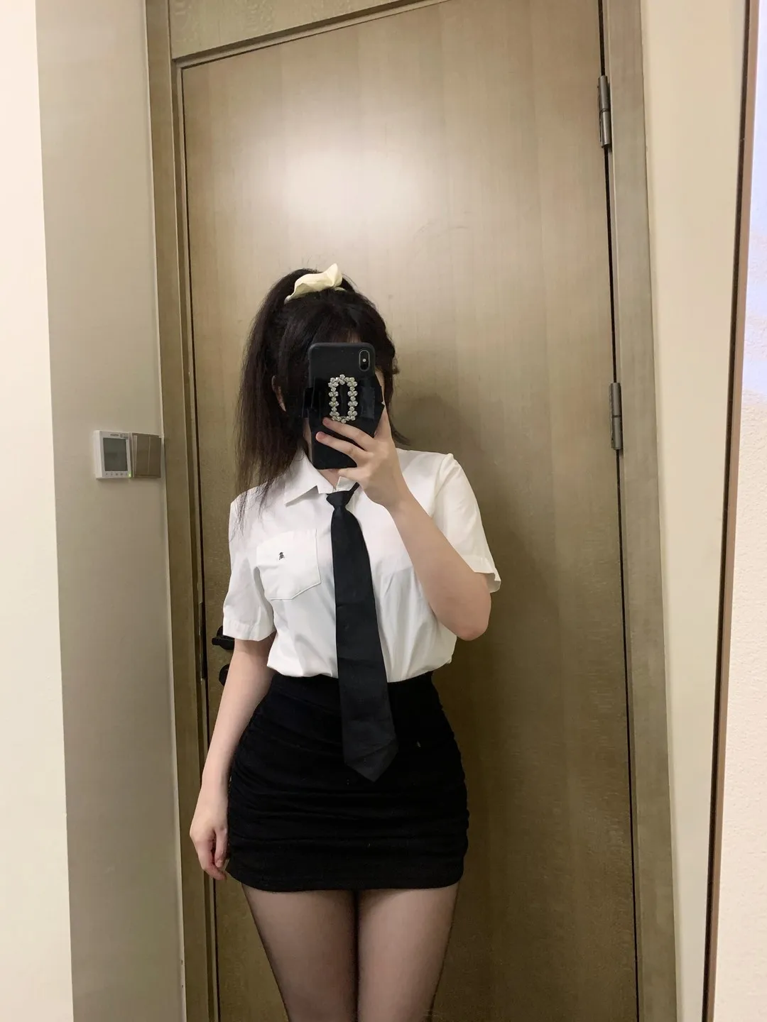 公开平台线索与写真风格更新记录 白色上衣黑色裙装自拍照片