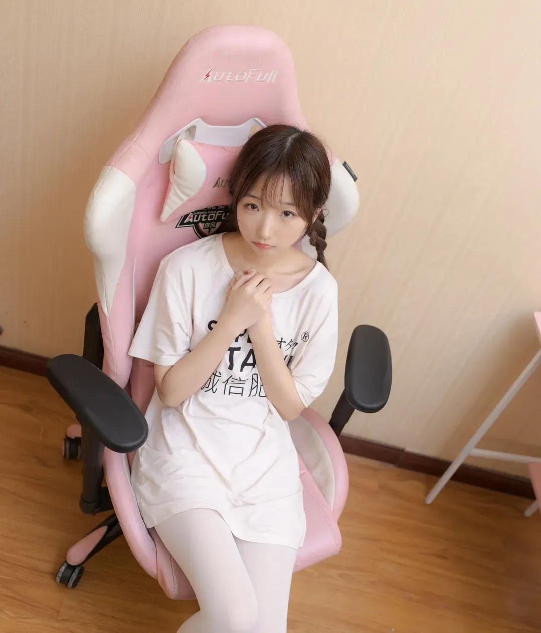 公开平台线索与写真风格更新整理 室内环境中的白色服装人像照片