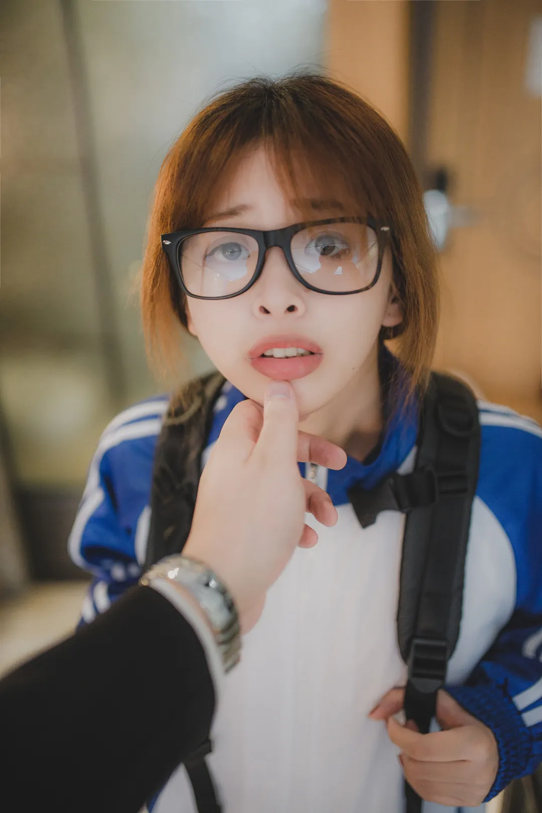 柚木Yuzuki佩戴黑框眼镜身穿蓝白拼色运动校服特写