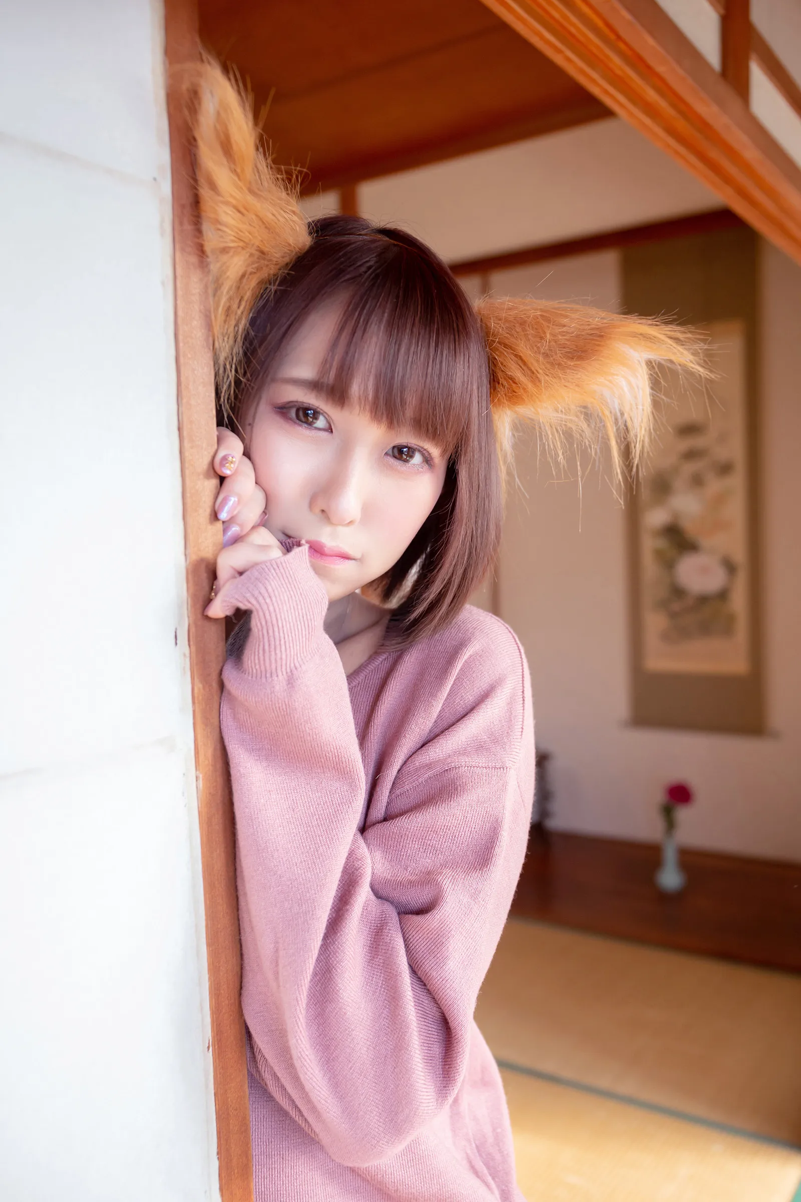 月城委員会身穿粉色针织衫手扶木质门框侧脸凝视