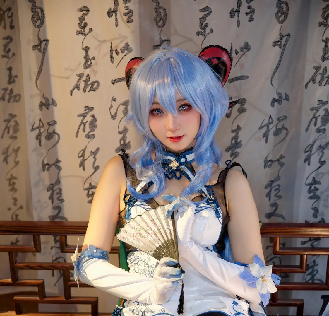 平台线索与Cosplay更新风格整理 蓝色假发Cosplay近景照片