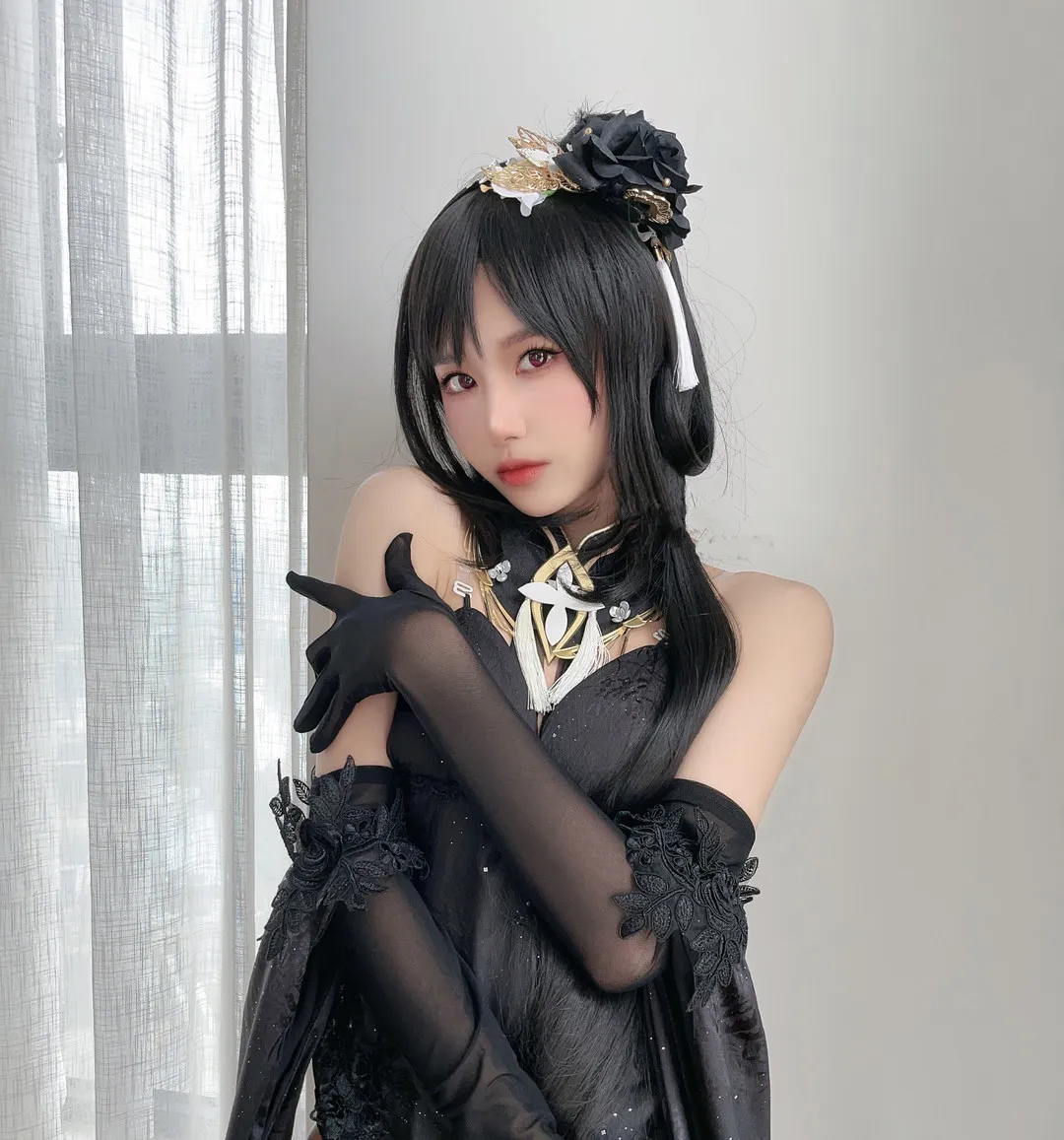 公开平台线索与Cosplay内容风格更新记录 公开造型图片,展示发型与服装搭配