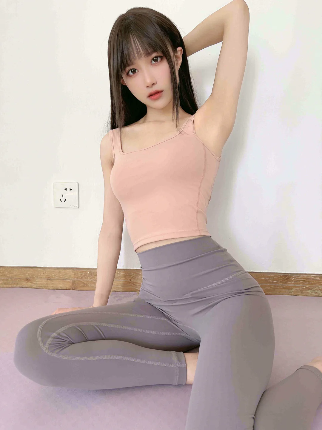 公开平台线索与Cosplay内容风格更新记录 公开作品图片,展示姿态、构图和场景关系