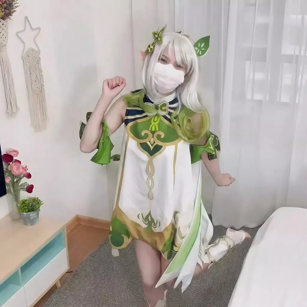 Instagram与抖音社媒写真风格更新线索 白色短发绿色主题角色服装Cosplay造型，室内自拍风格画面
