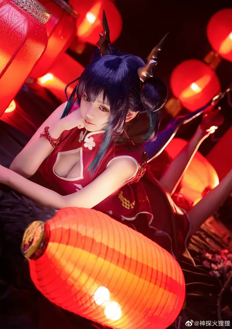 公开平台线索与Cosplay内容风格更新整理 红色灯笼背景下的角色造型