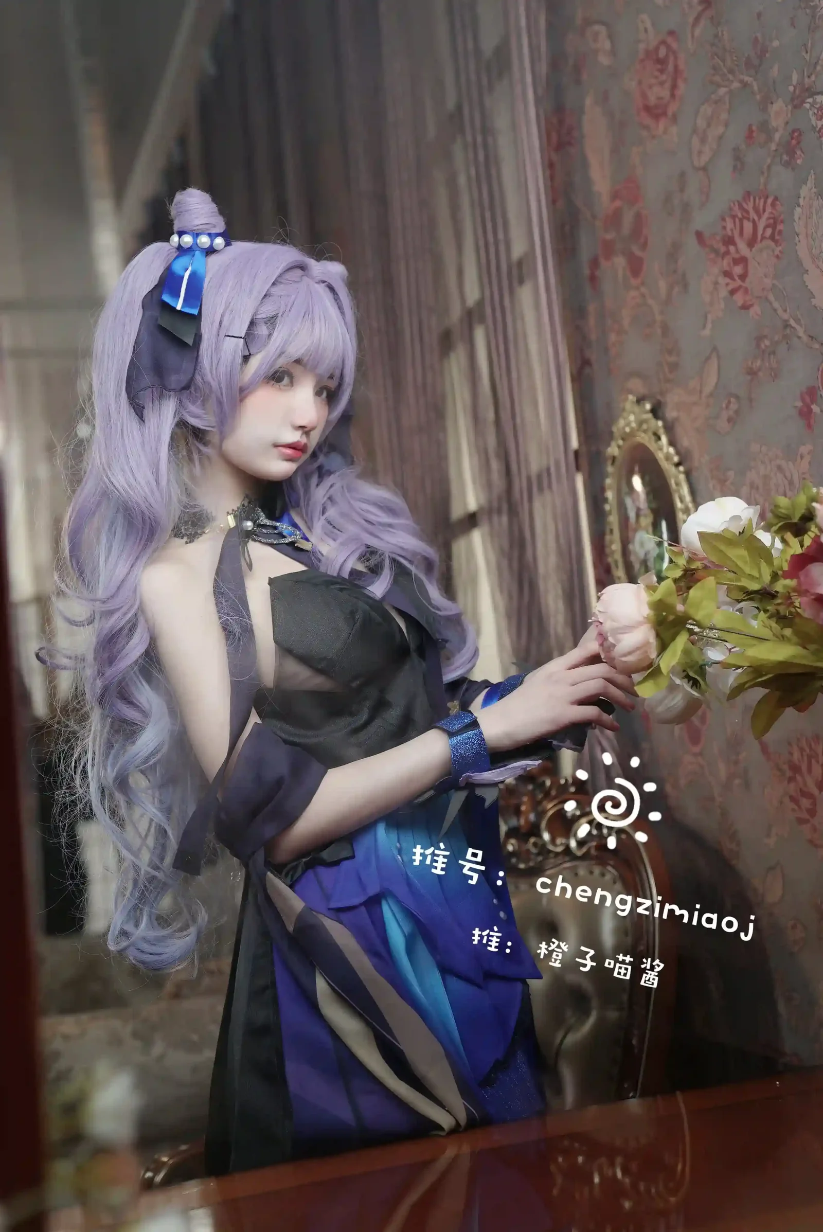 橙子喵酱紫色双马尾礼服造型侧面近景