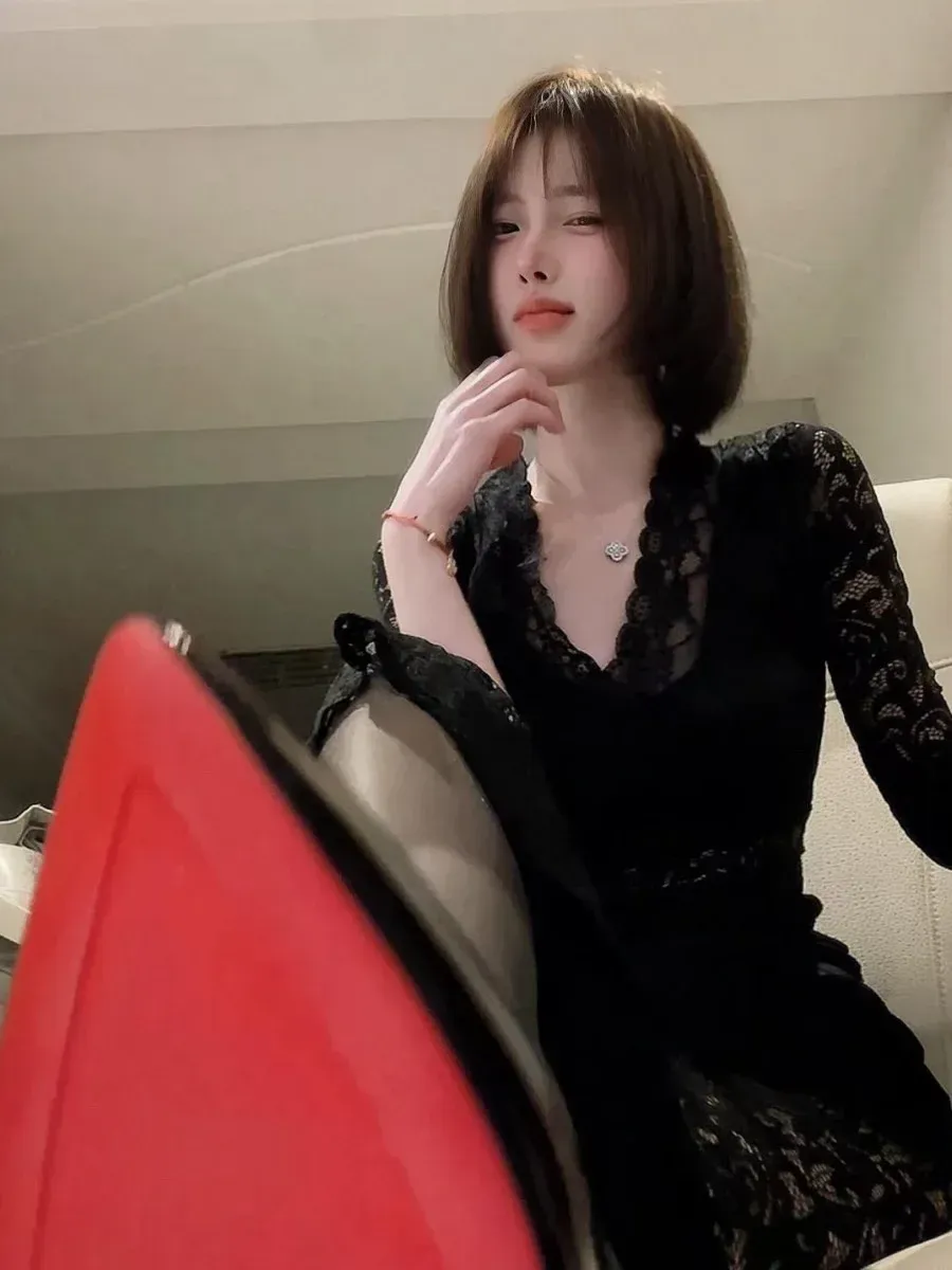 清风皓月留深棕色齐耳波波头短发身穿黑色镂空蕾丝深V连衣裙抬起红底鞋底的仰拍特写
