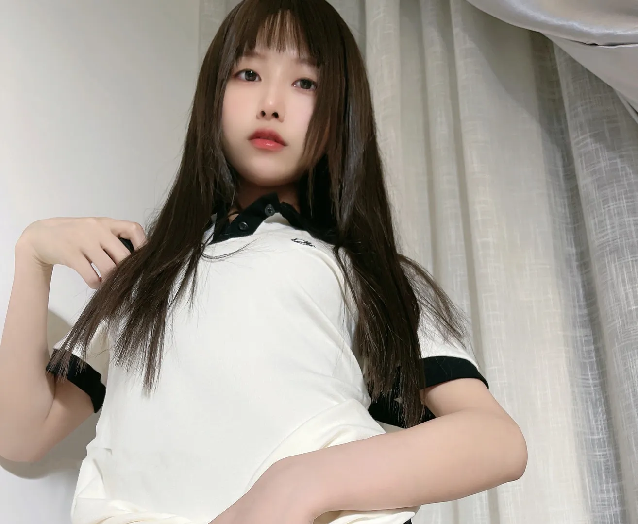 公开平台线索与Cosplay内容风格更新记录 公开作品图片，展示背景色调和光线效果