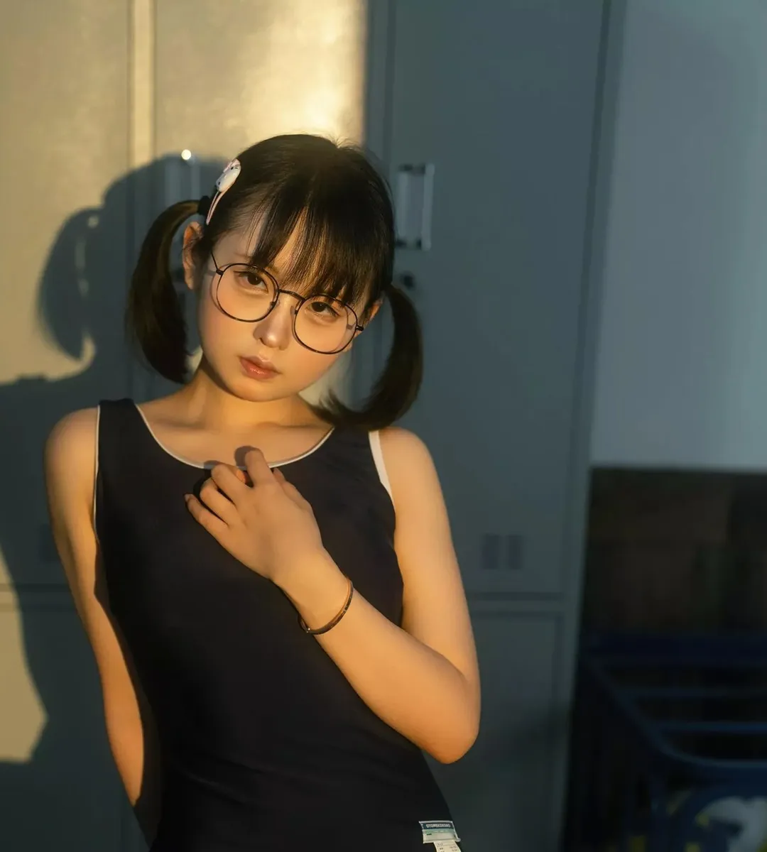 公开平台线索与Cosplay摄影风格更新整理 室内简约造型照片