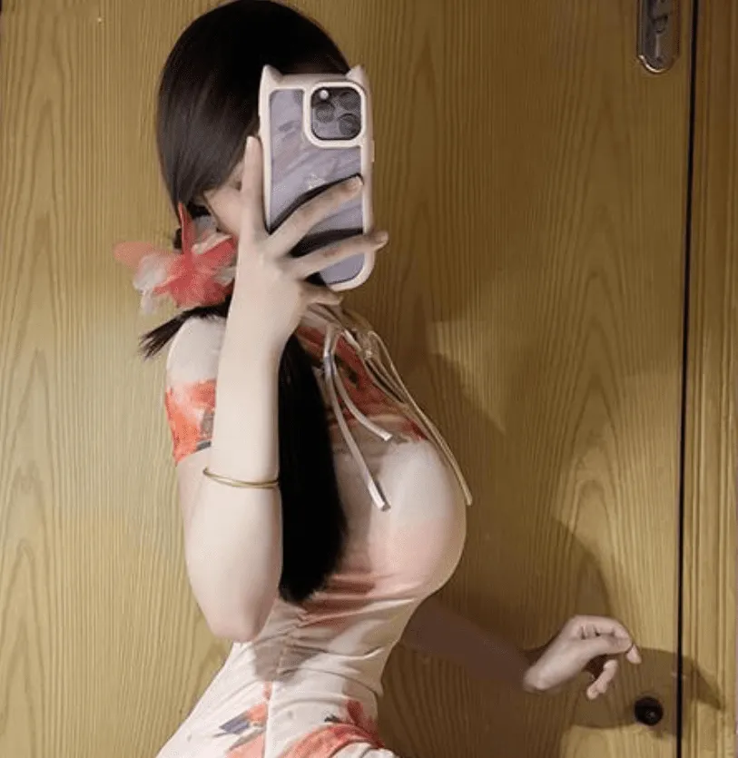 cosplay写真与社媒更新风格线索 浅色服装室内自拍造型