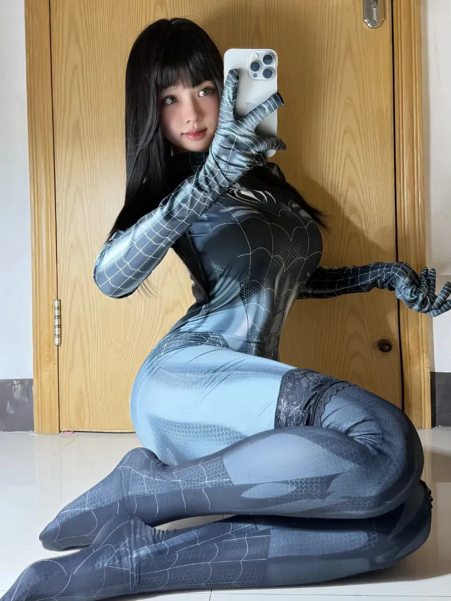 cosplay写真与社媒更新风格线索 黑色纹理服装坐姿造型