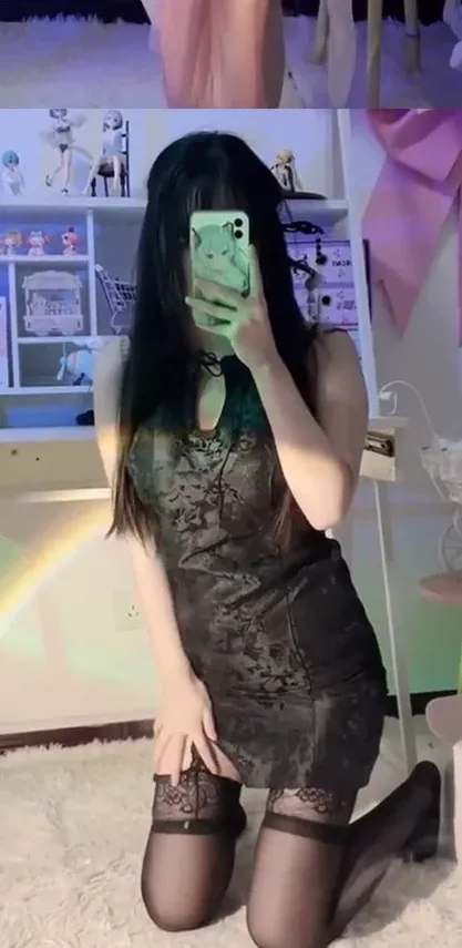 公开平台线索与写真视觉风格更新整理 深色服装室内自拍照片