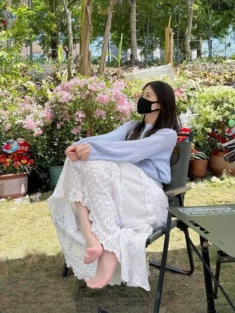 平台线索与内容风格更新整理 小步里户外环境中的白色服装造型照片