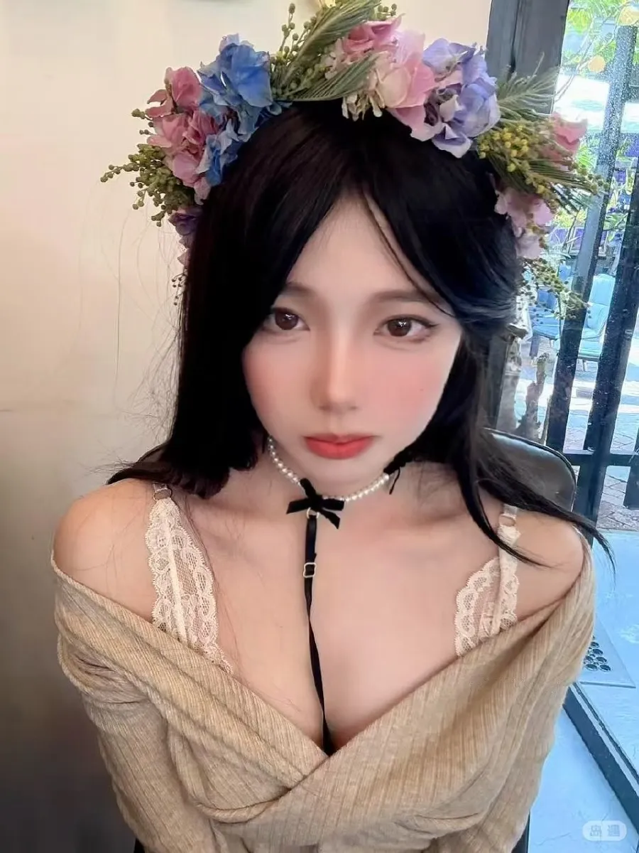 平台线索与社媒更新风格整理 花环头饰与浅色服装自拍造型