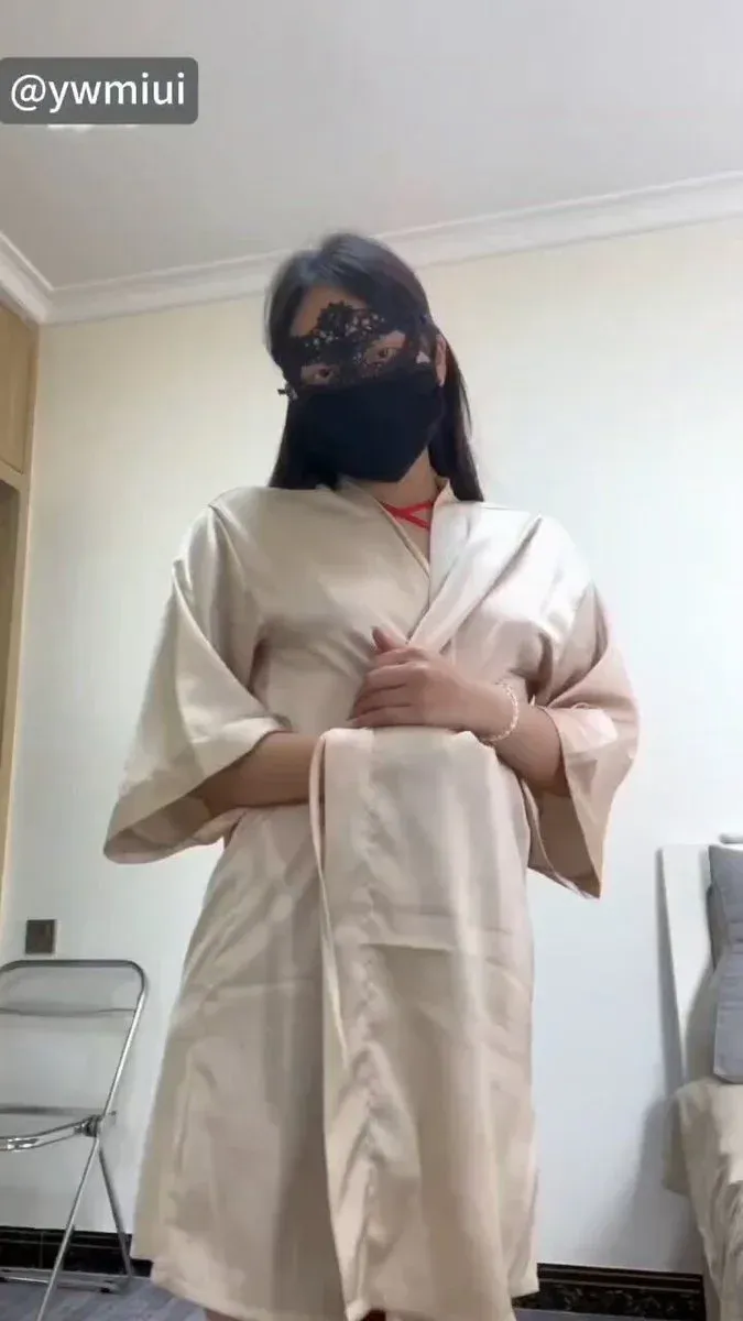 平台线索与社媒更新风格整理 浅色服装与面部遮挡造型照片
