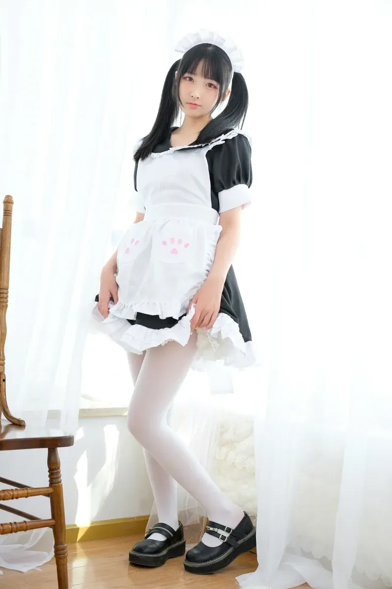 cosplay与写真视觉导读 明亮室内环境中的黑白女仆服装造型