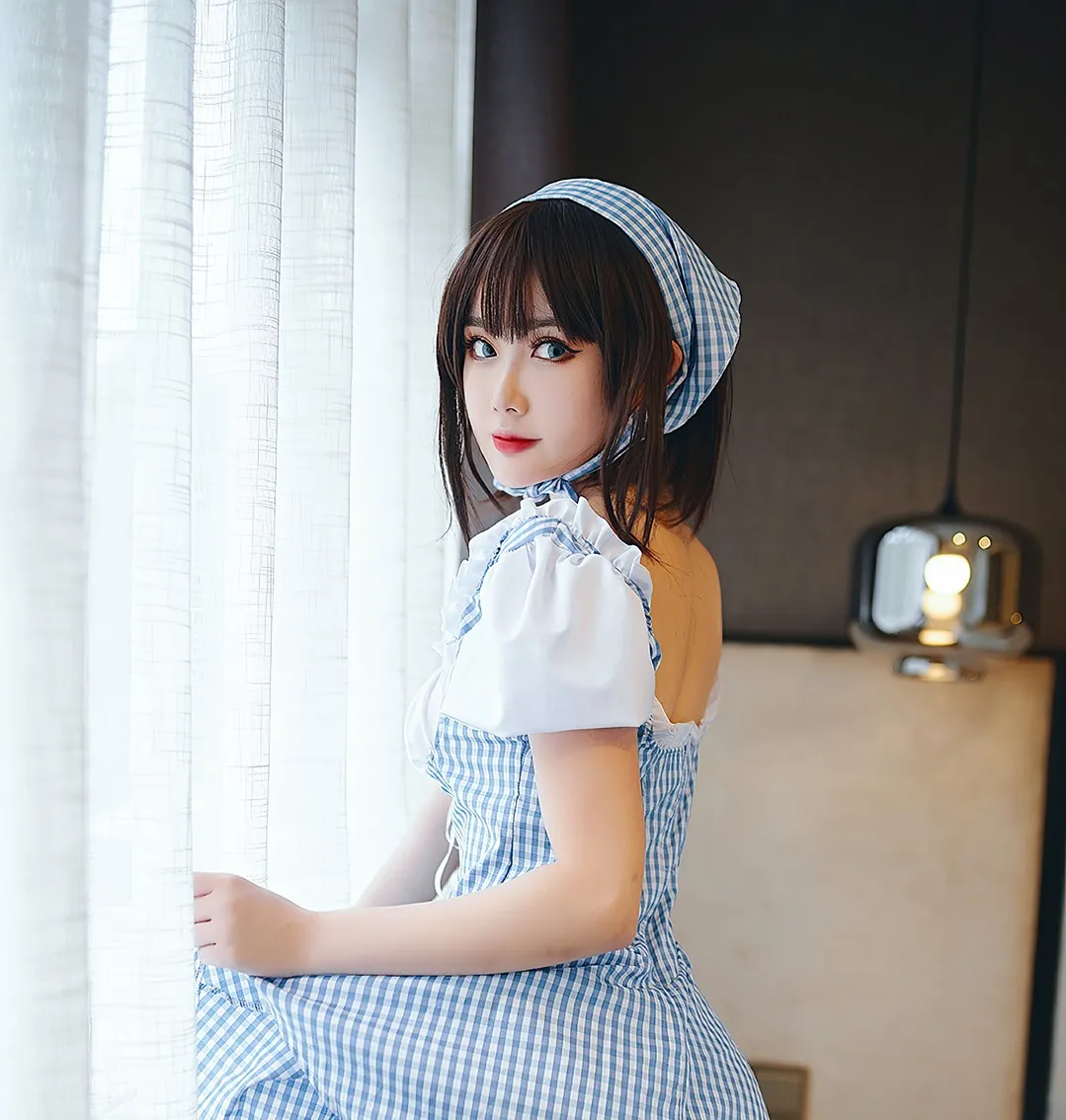 公开平台线索与写真风格更新整理 蓝白格纹服装与窗边室内写真画面