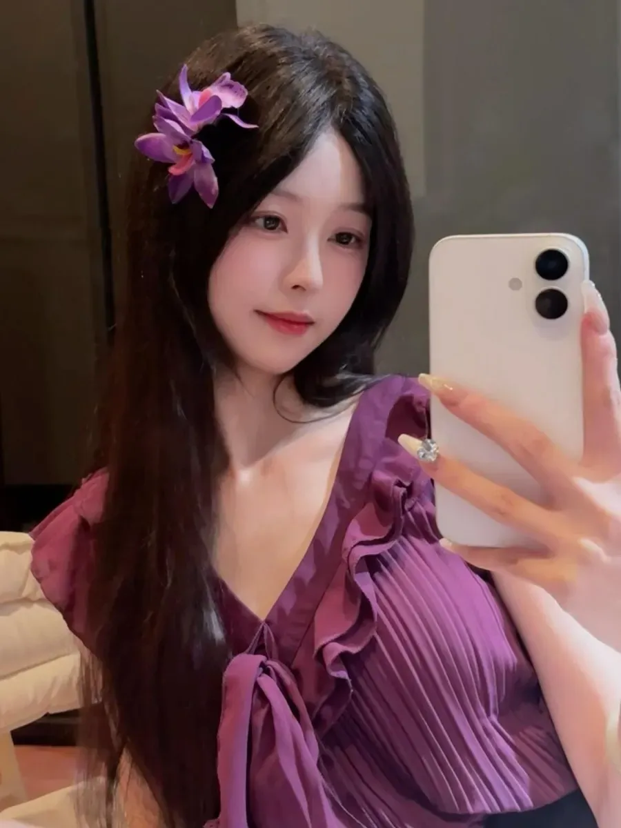 抖音平台线索与写真风格更新整理 紫色服装搭配花饰的室内自拍照片