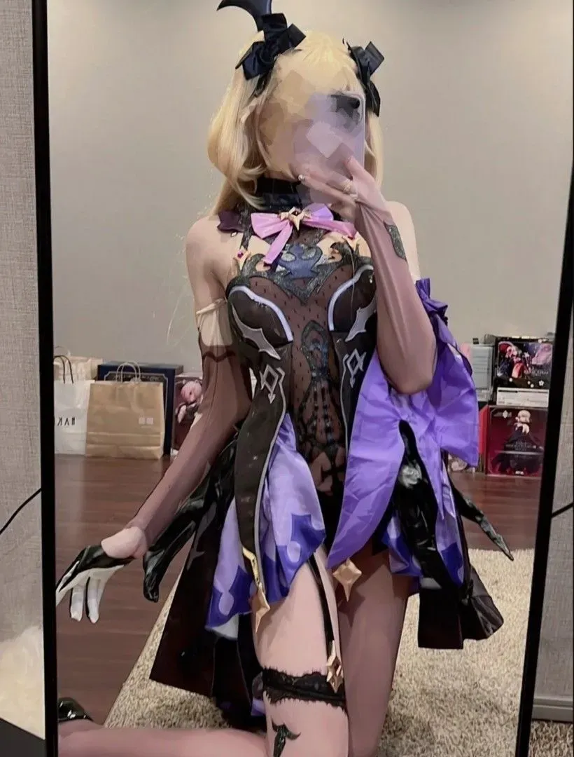 Instagram与抖音社媒写真风格更新线索 金色假发黑紫色服装角色Cosplay，镜面环境自拍画面