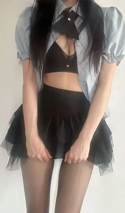 抖音公开 黑白服装搭配站立照片