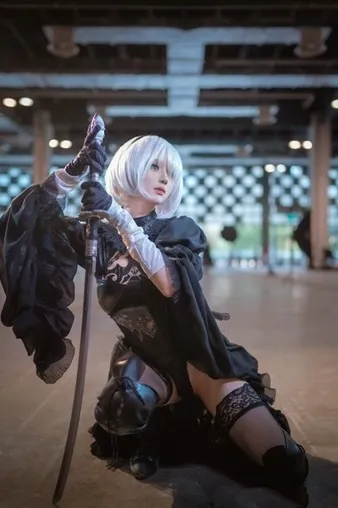 平台线索与Cosplay创作记录 黑色服装角色扮演照片