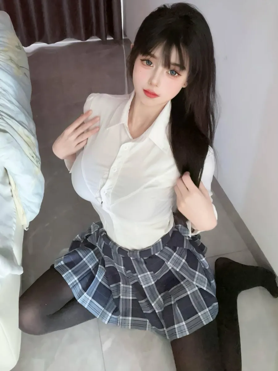 白色短袖衬衫配蓝灰格纹百褶短裙透薄黑丝袜浅色床榻跪坐近景