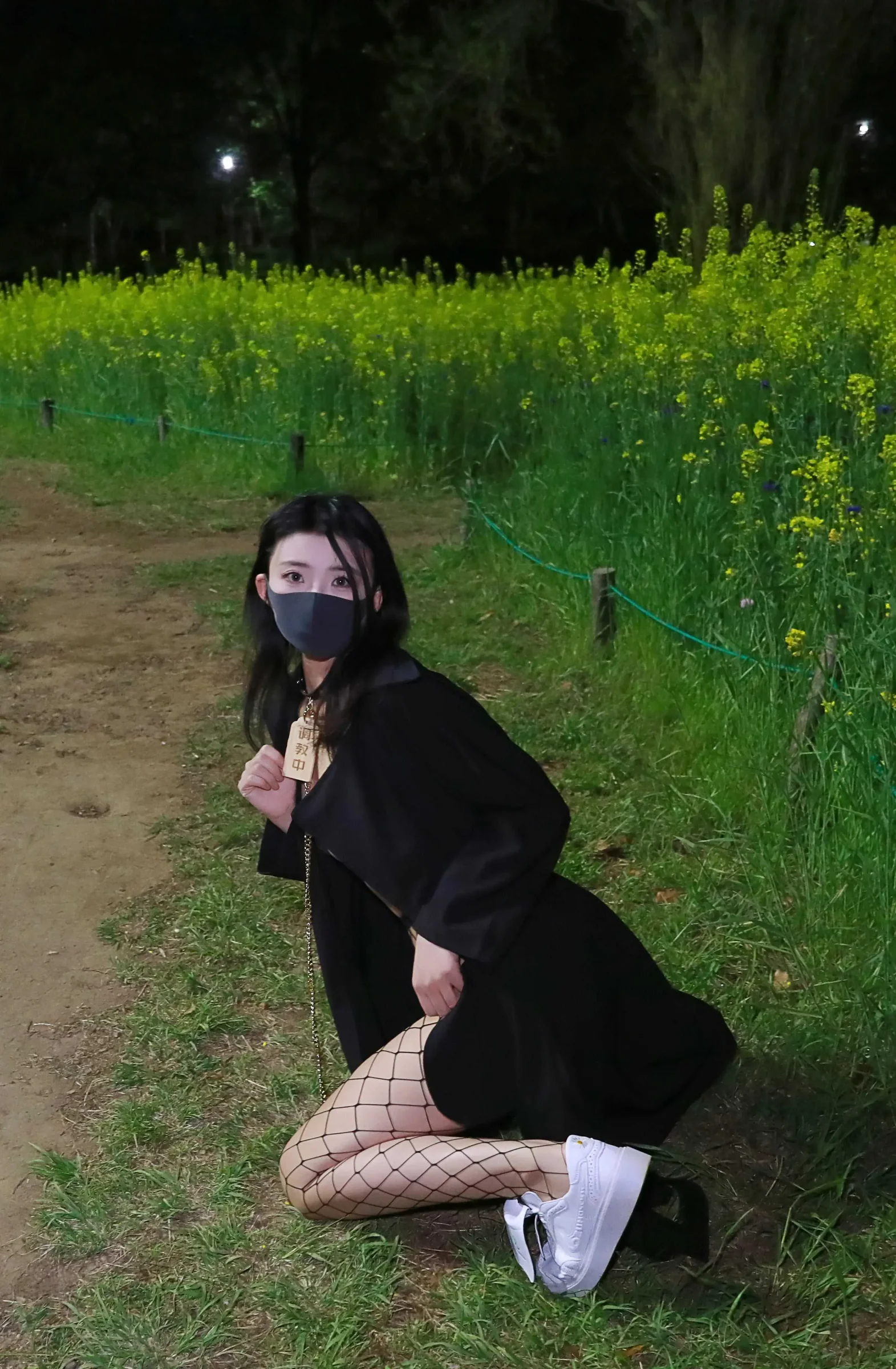 李佳户外夜间油菜花田身穿黑色长外套与网袜写真