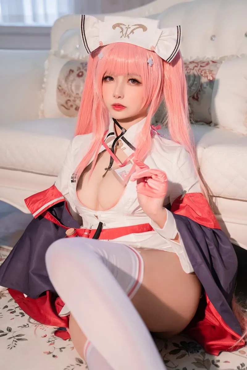 古典发髻步摇发簪蓝白刺绣广袖汉服手持圆形团扇侧身回眸