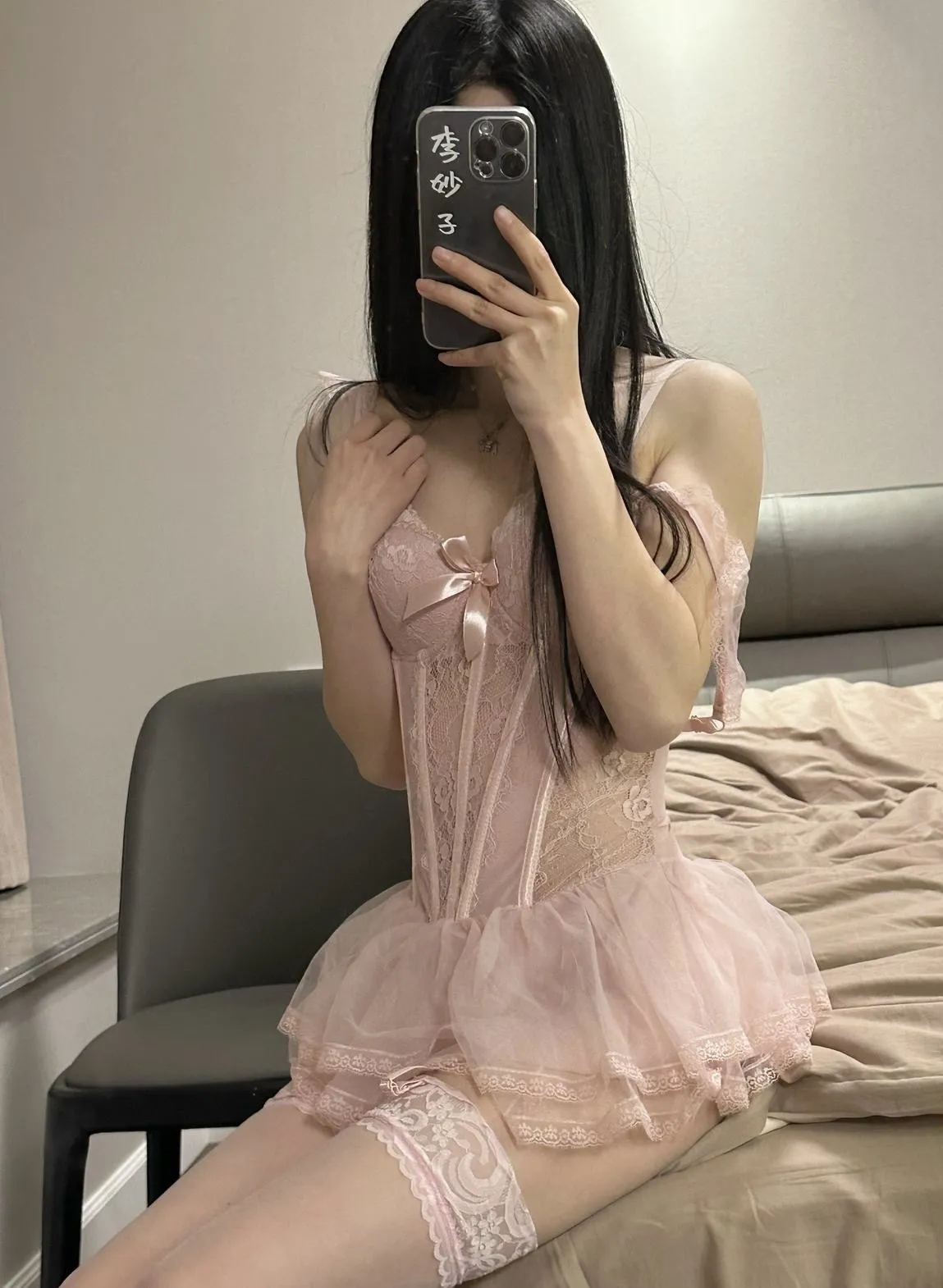 黑色西装外套披肩配黑色抹胸短裙透薄黑丝袜双腿交叠坐姿自拍