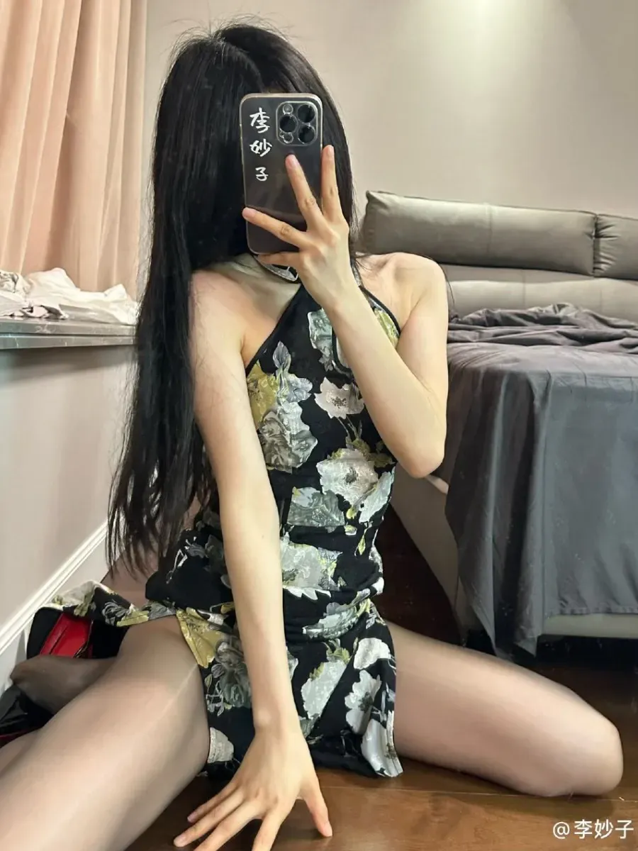 黑白荷叶边蕾丝吊带女仆裙配白色吊带长筒袜黑色靠椅坐姿自拍