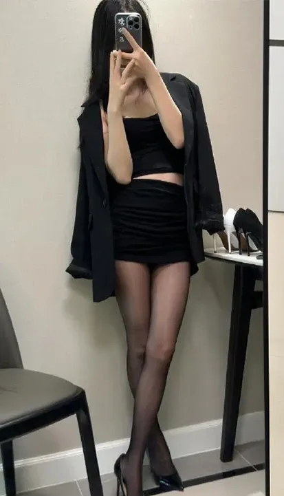 黑色西装外套披肩配黑色抹胸包臀短裙透薄黑丝袜高跟鞋立姿自拍