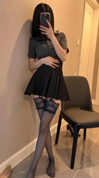 深灰色短袖制服衬衫配黑色百褶短裙深蓝蕾丝吊带长筒袜挺拔立姿自拍