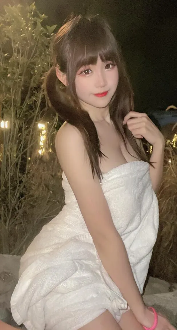 双马尾发型纯白棉质大浴巾裹身户外绿植夜景微光站姿