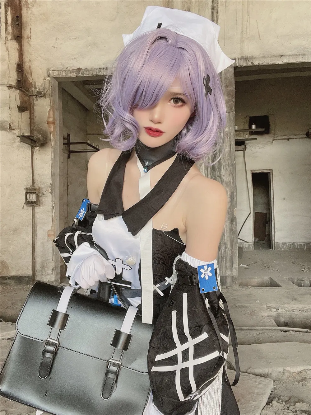 木之本果身穿黑白拼接护士服手提黑色皮质公文包
