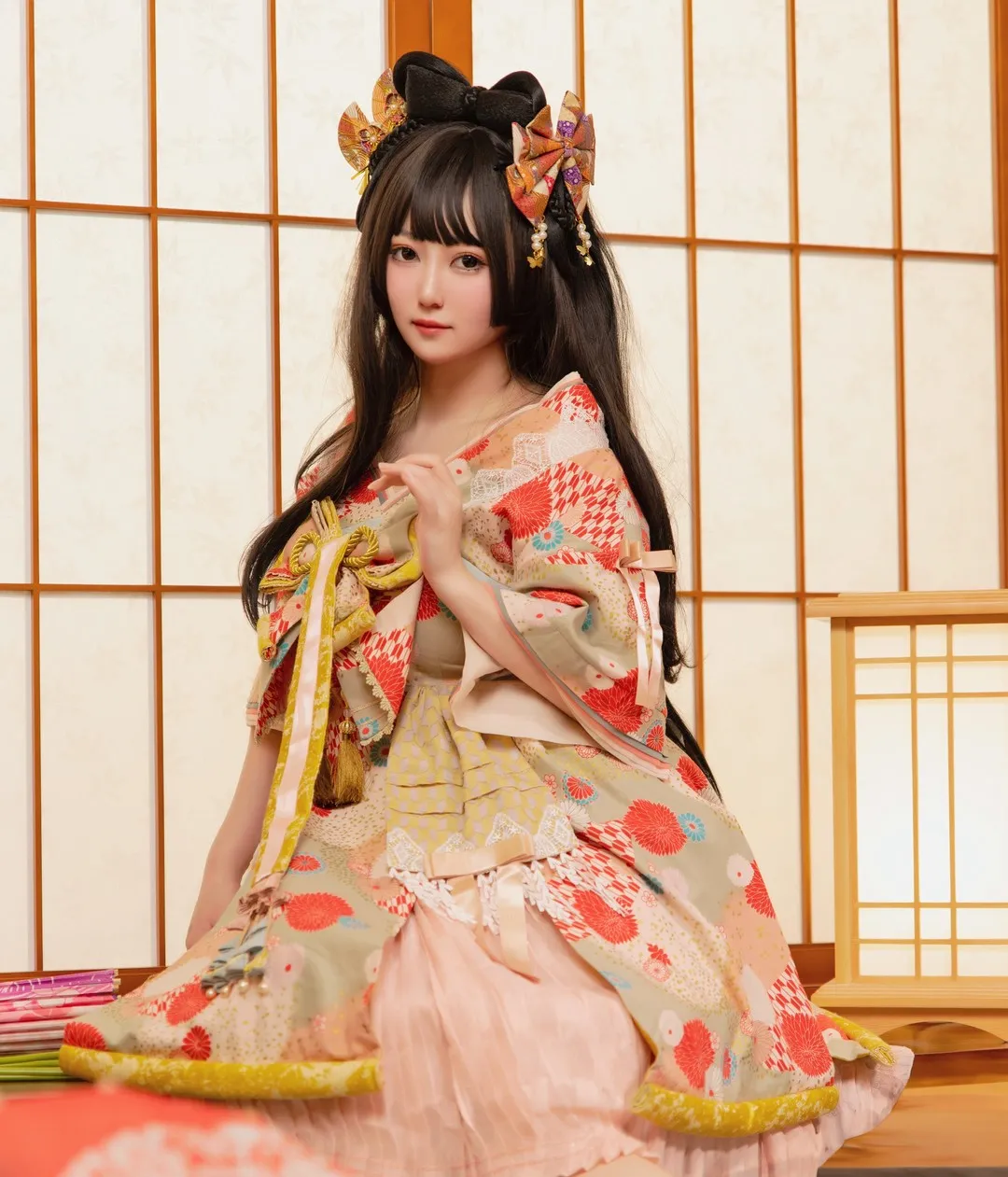 木之本澜身着印花和服坐在日式障子门前的半身特写照